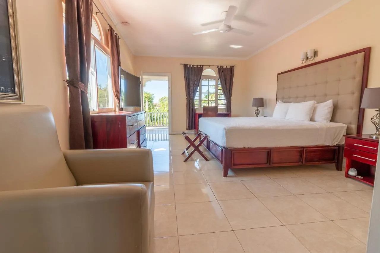 Travellers Beach Resort Негрил