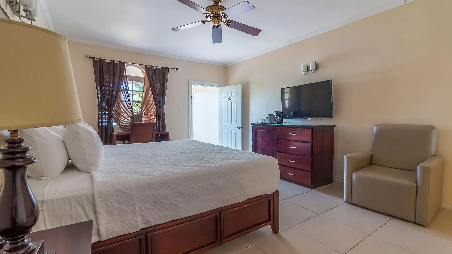 Travellers Beach Resort Негрил