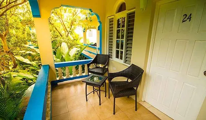 Travellers Beach Resort Негрил