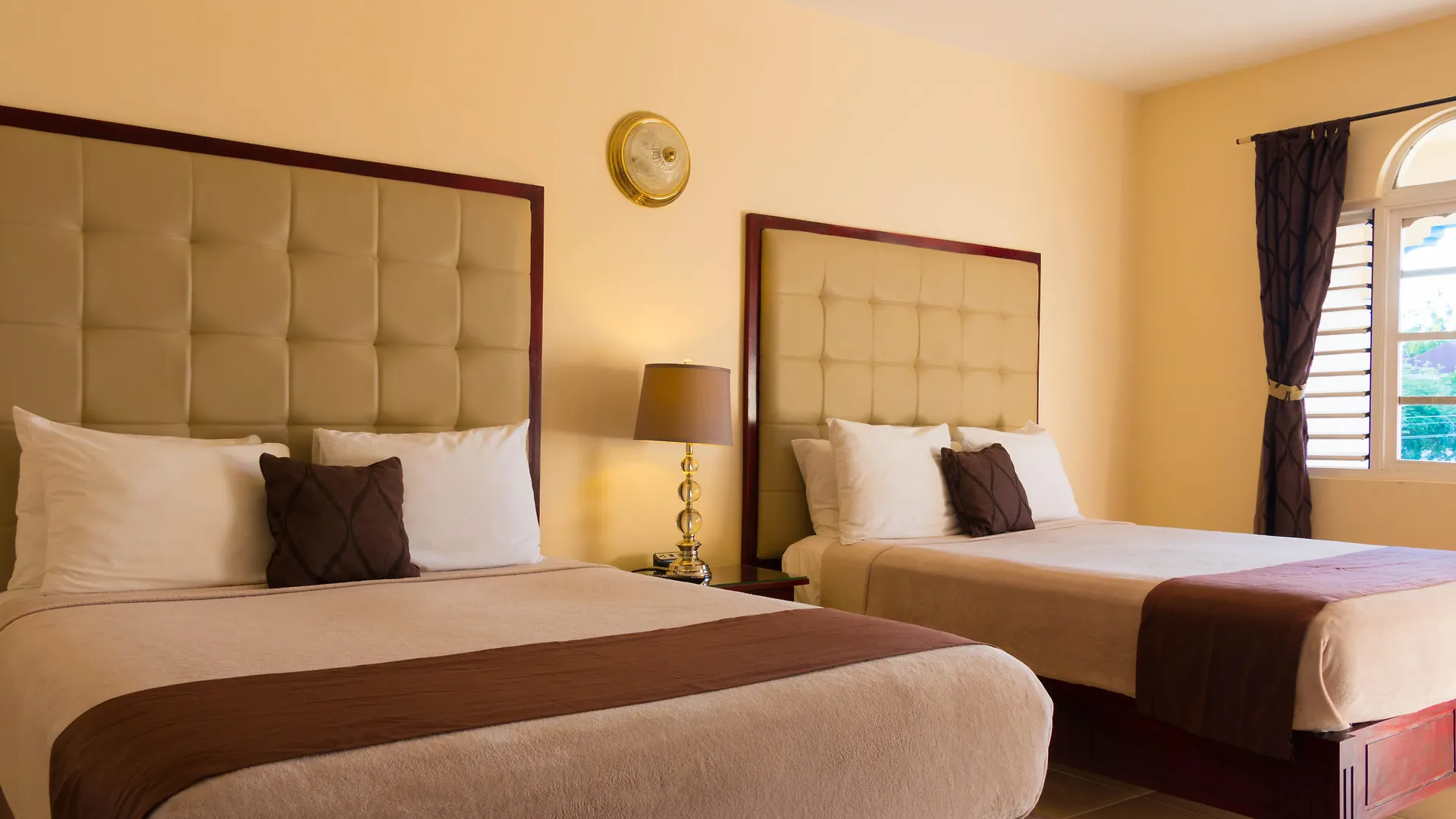 Travellers Beach Resort Негрил