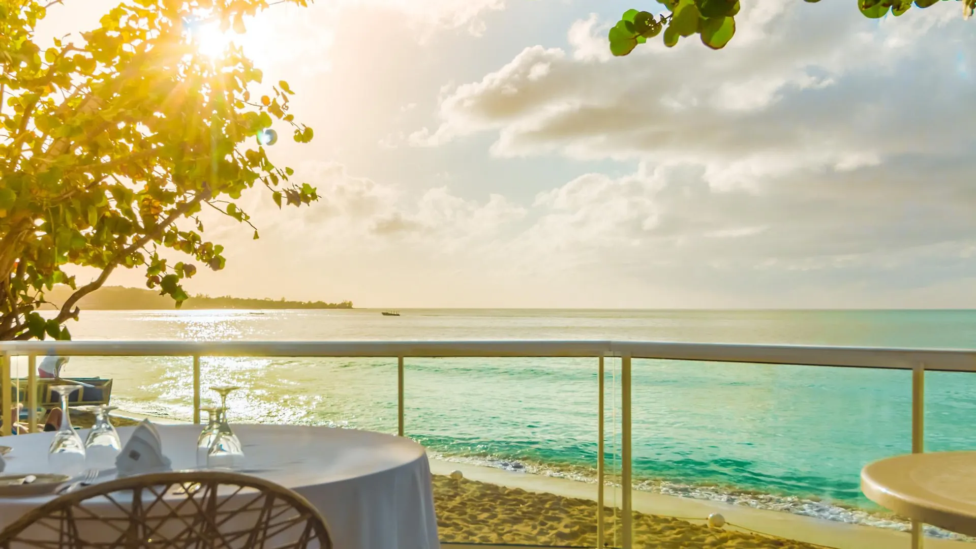 Travellers Beach Resort Негрил