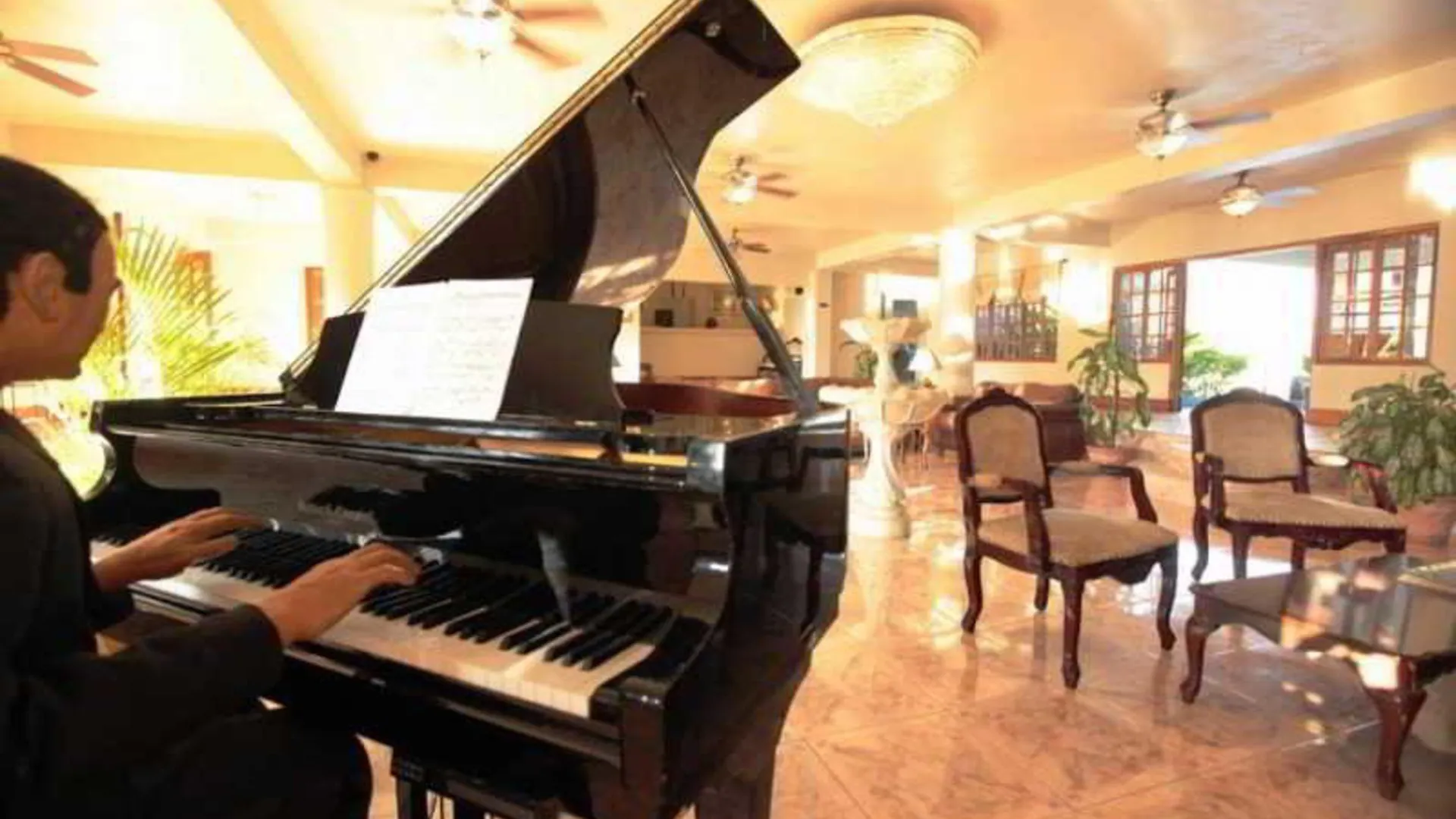 Travellers Beach Resort Негрил