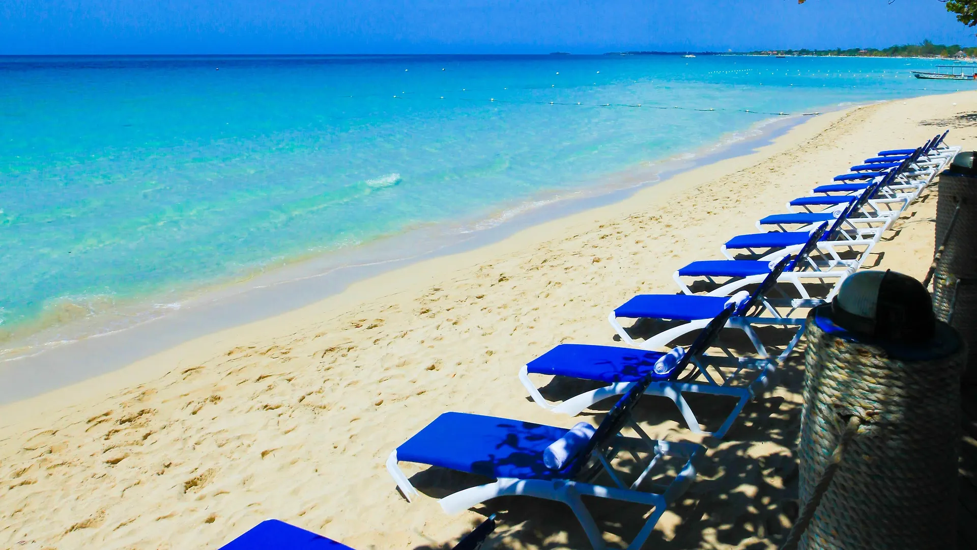 Travellers Beach Resort Негрил