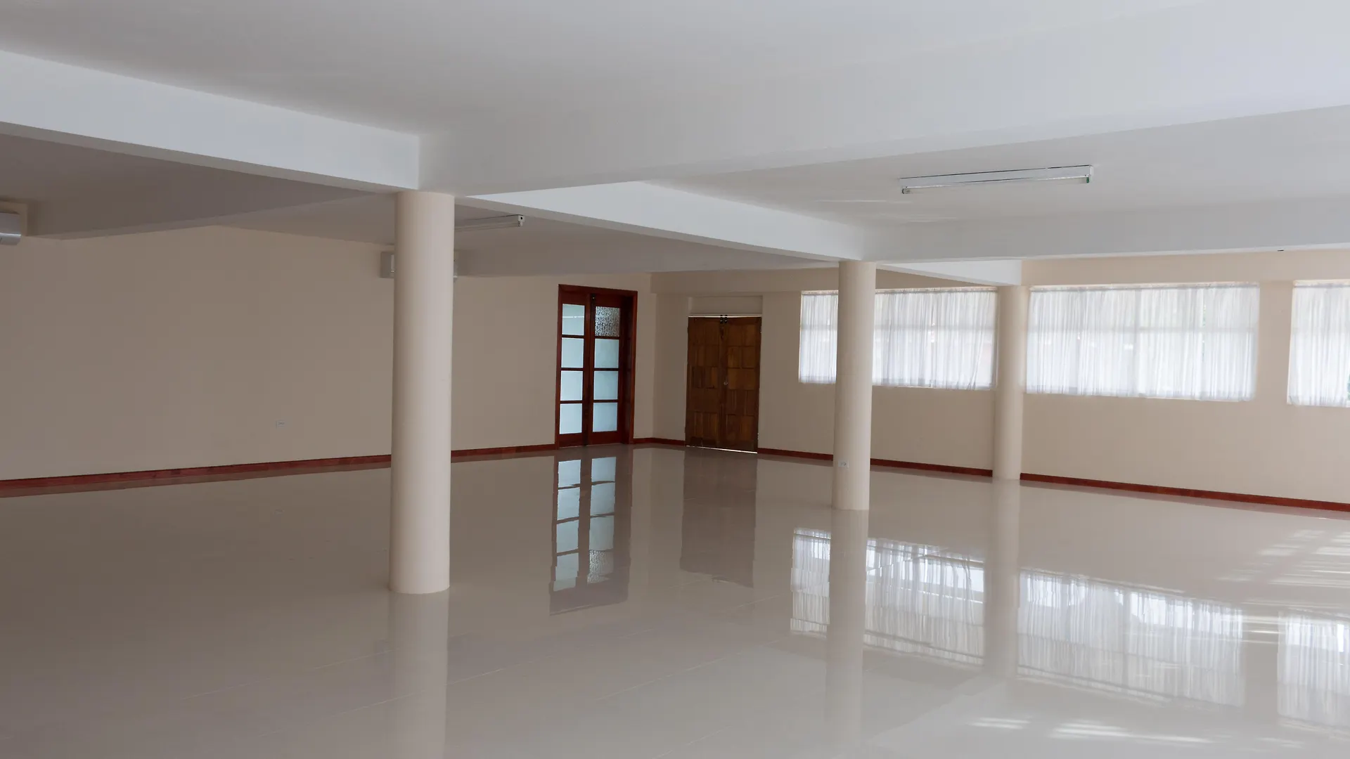 Travellers Beach Resort Негрил