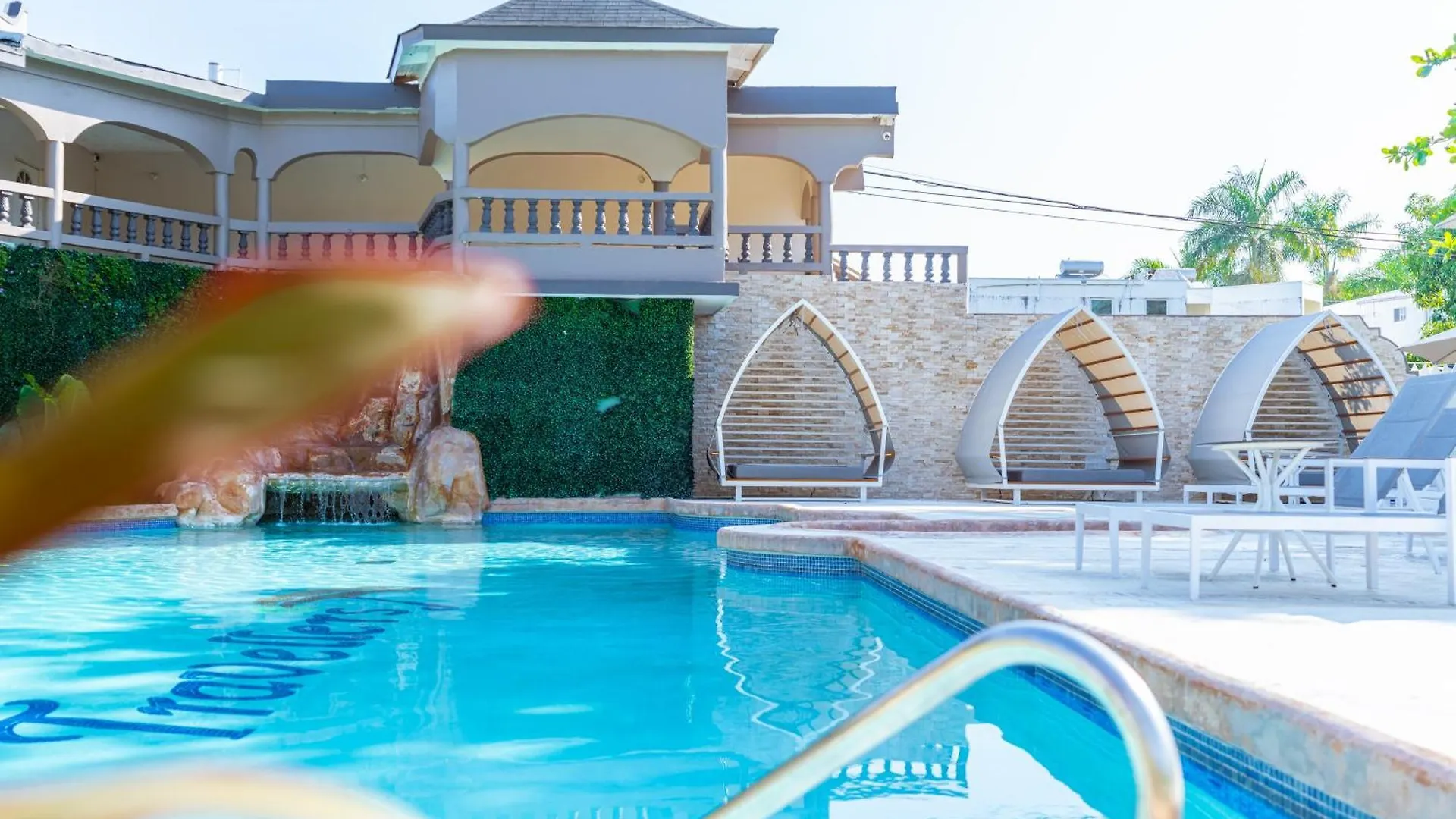Travellers Beach Resort Негрил
