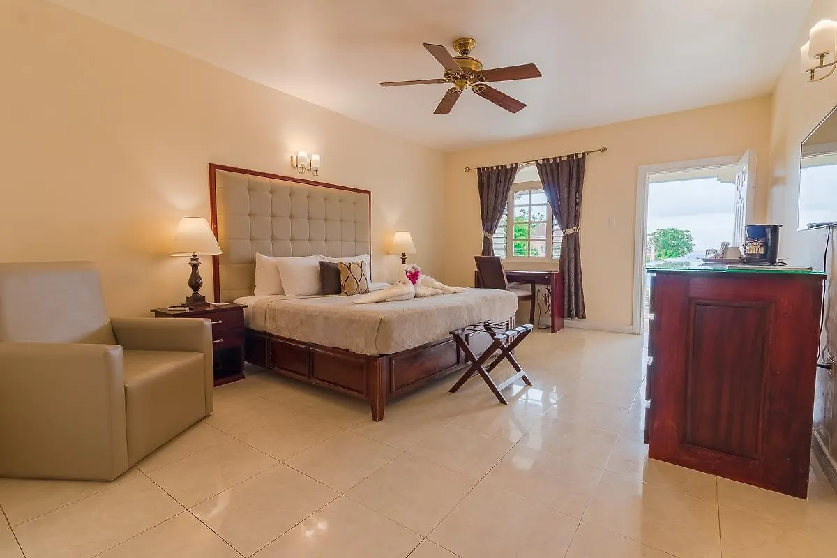 Travellers Beach Resort Негрил