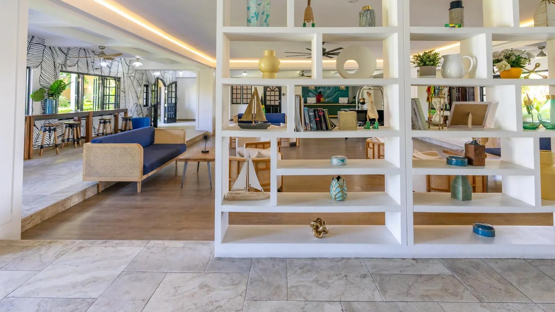Travellers Beach Resort Негрил