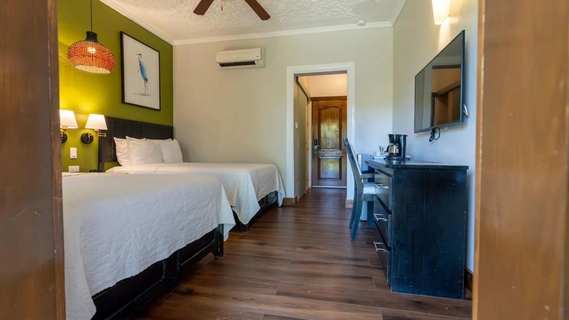 Travellers Beach Resort Негрил