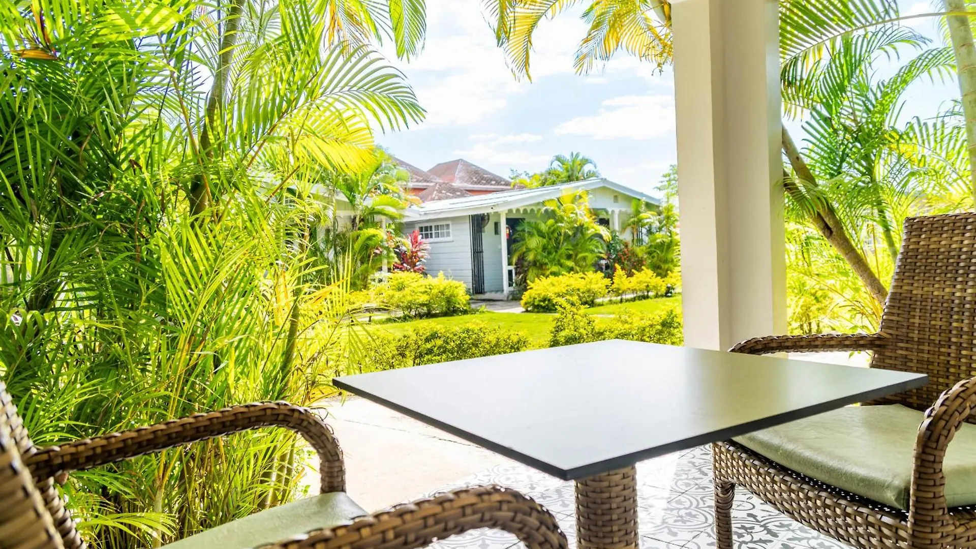 Travellers Beach Resort Негрил