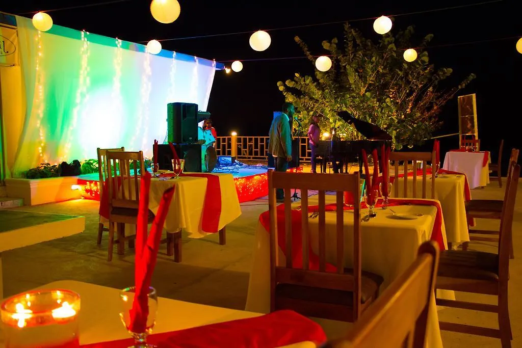 Travellers Beach Resort Негрил